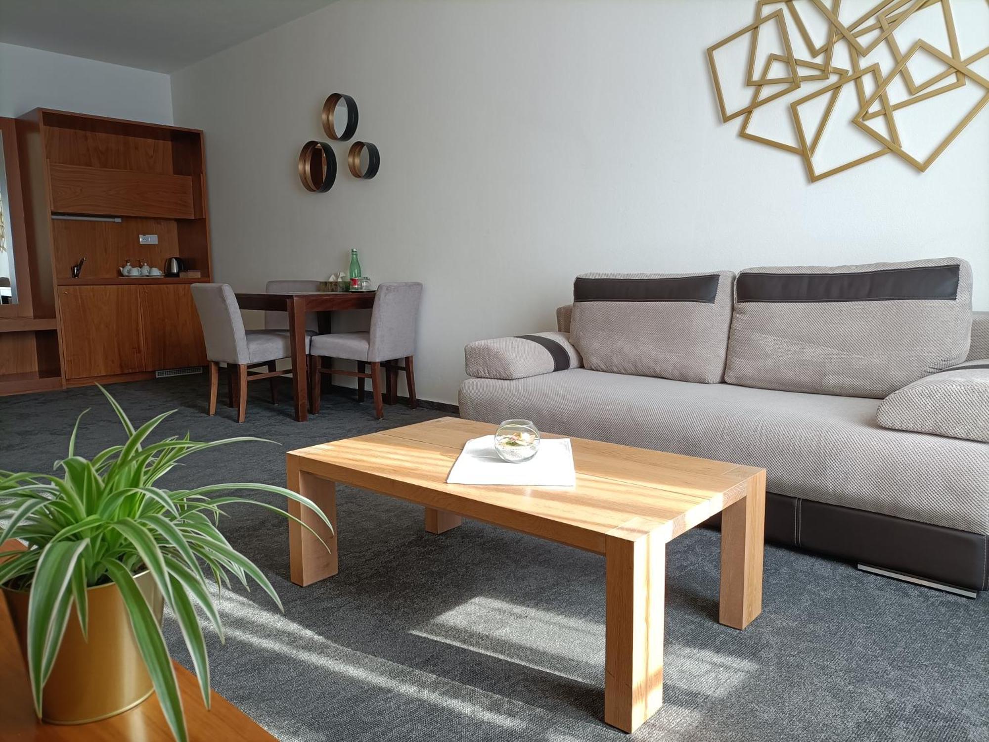 Hotel Eminent Ступава Екстер'єр фото
