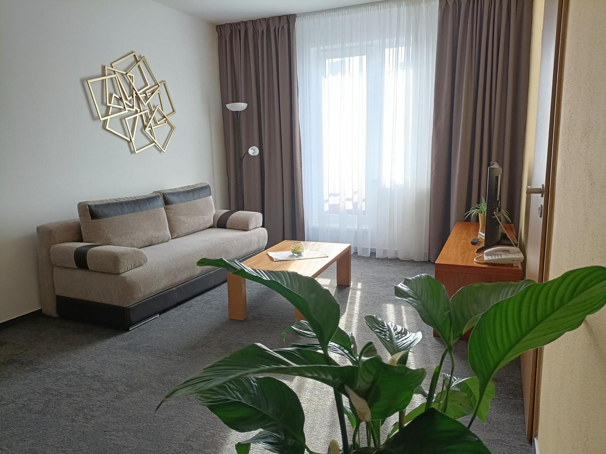 Hotel Eminent Ступава Екстер'єр фото