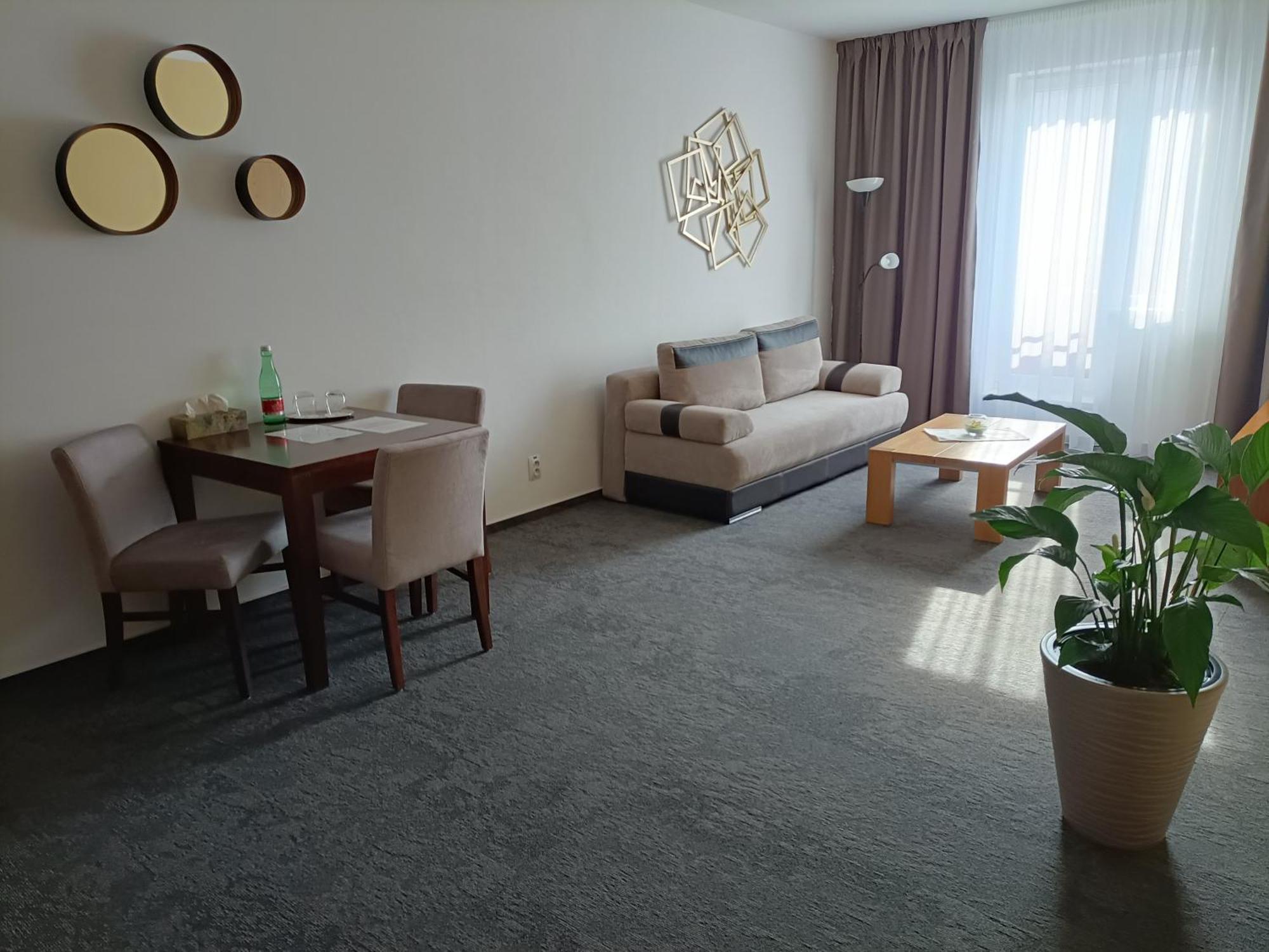 Hotel Eminent Ступава Екстер'єр фото