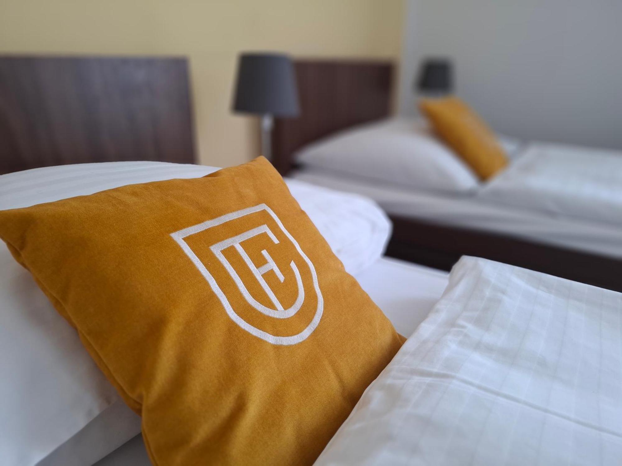 Hotel Eminent Ступава Екстер'єр фото