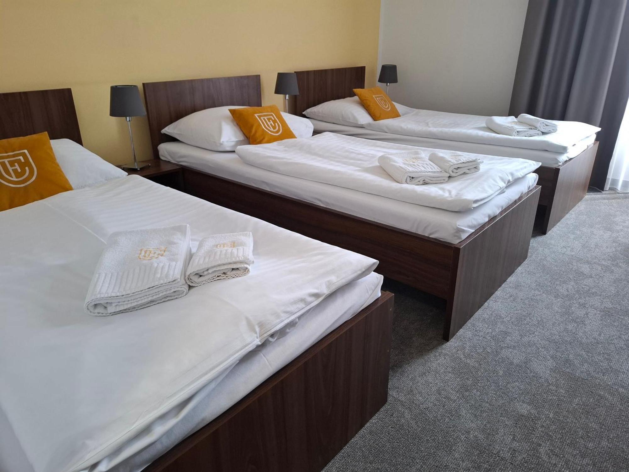 Hotel Eminent Ступава Екстер'єр фото